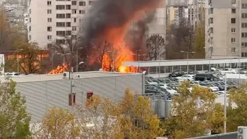 Черни облаци над София. Летят пожарни