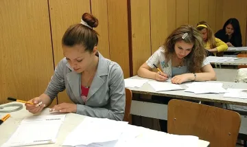 6000 ученици се явяват на поправителна матура по български