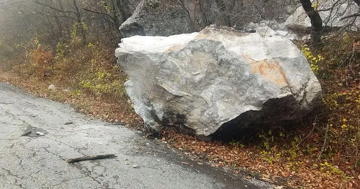 Скално бедствие по пътя за Околчица. Започва възстановяване на трасето