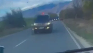 Видео от пътя с коли на НСО предизвика буря в социалните мрежи