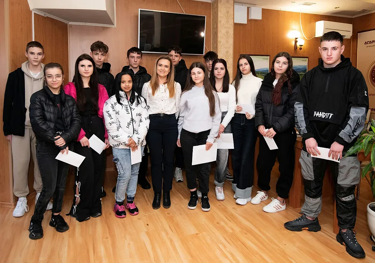 16 гимназисти със стипендии по проекта „Образование за всички“