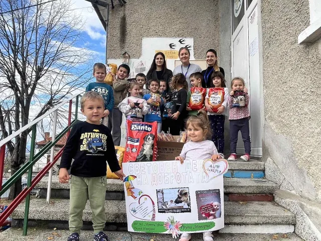Децата от ДГ в с. Долно Изворово с трогателен жест към опашатите обитатели на Общинския съвет в Казанлък