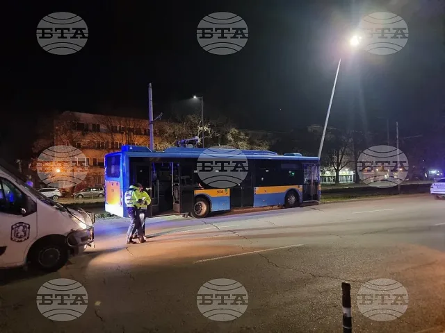 Нова драма в София. Тролейбус се заби в стълб