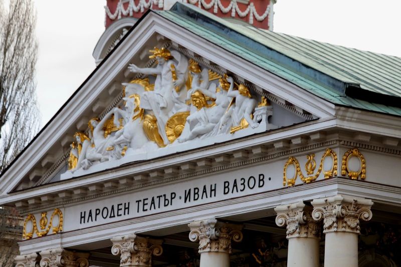 111 000 зрители аплодираха хитовете на Народния театър