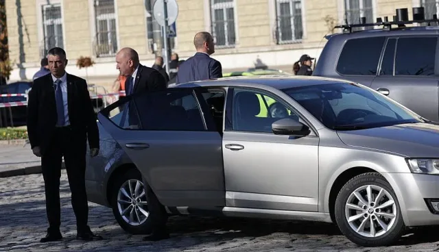 Край на цирка с Шкодата! Радев влиза в лимузина