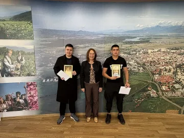 В Световния ден на доброто - кметът Галина Стоянова и началникът на РУ-Казанлък наградиха двамата казанлъшки ученика за достойната постъпка