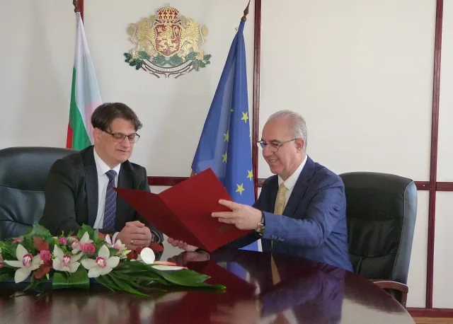 Министър Бачев отличи Националното училище по изкуствата „Панайот Пипков“ в Плевен по повод 65-годишнината му