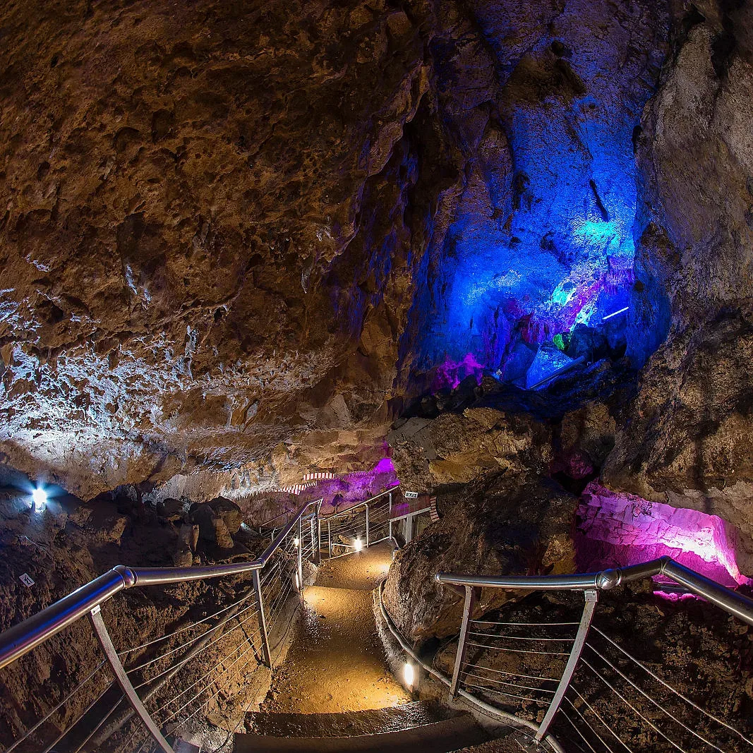 Пещерата с бисерния блясък на капките