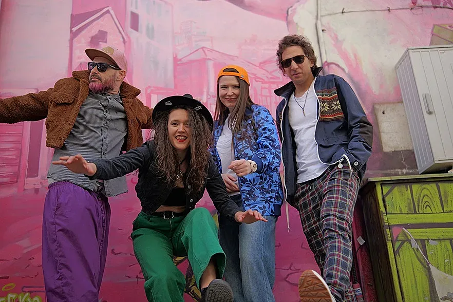 GREESH представя "Кой си" – нов сингъл с груув и зъби