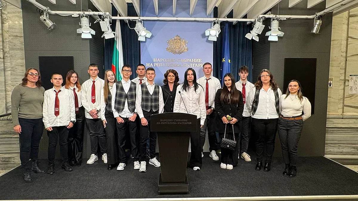 Ученици от четири казанлъшки училища посетиха Народното събрание