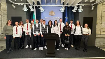 Ученици от четири казанлъшки училища посетиха Народното събрание