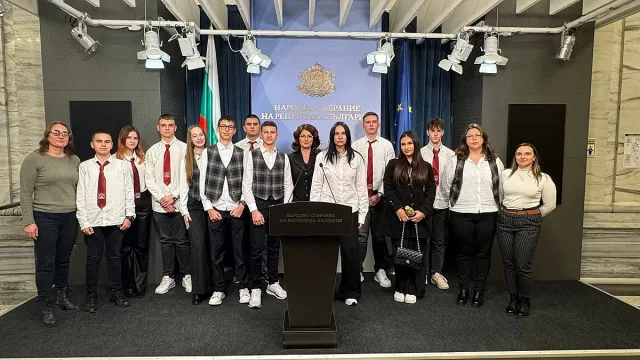 Ученици от четири казанлъшки училища посетиха Народното събрание