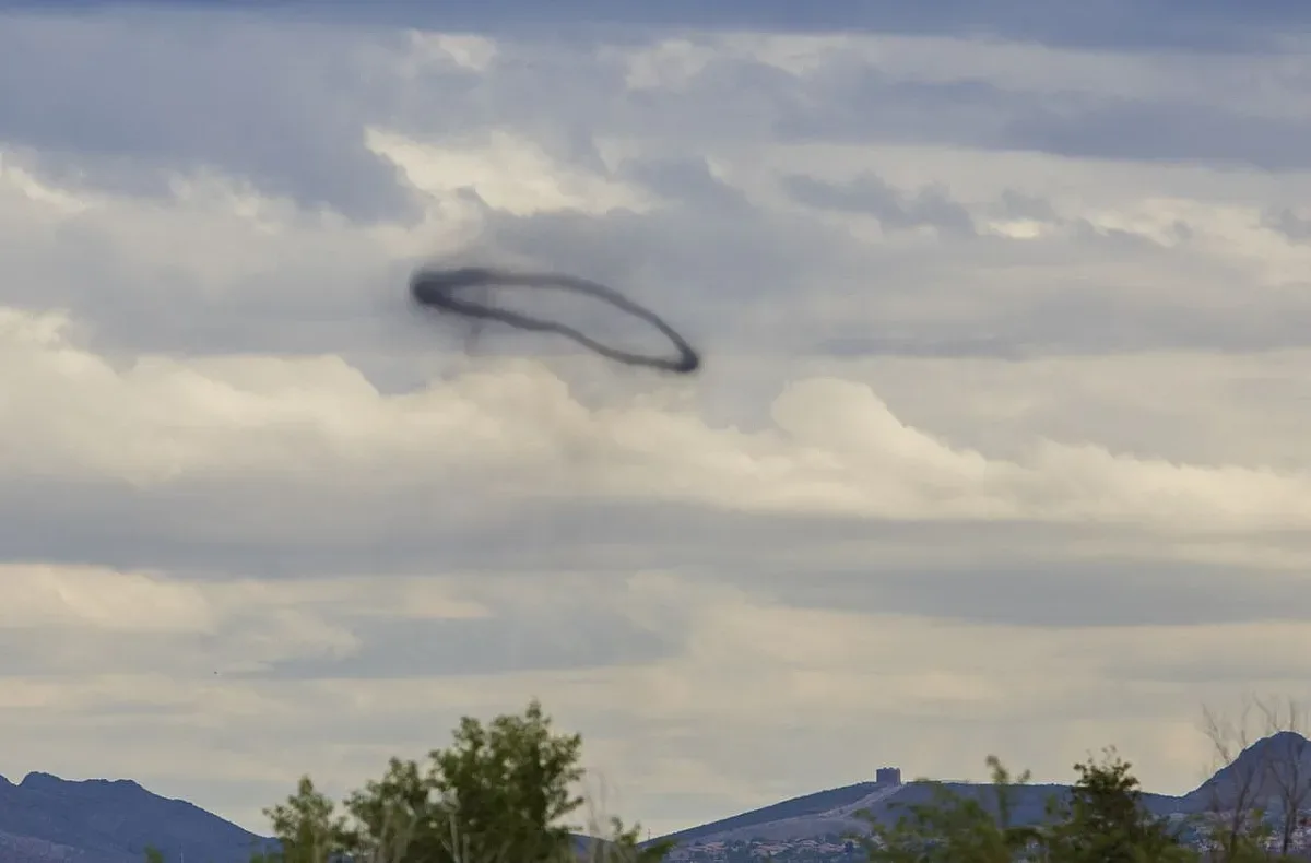 Мистериозен черен пръстен в небето. Истинската Матрица?