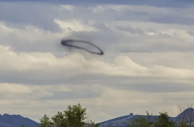 Появи се мистериозен черен пръстен в небето! Знак ли е?