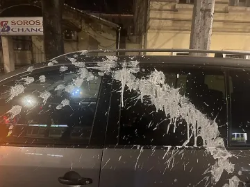 Тормоз на пътя! Заливат с кисело мляко коли и пешеходци