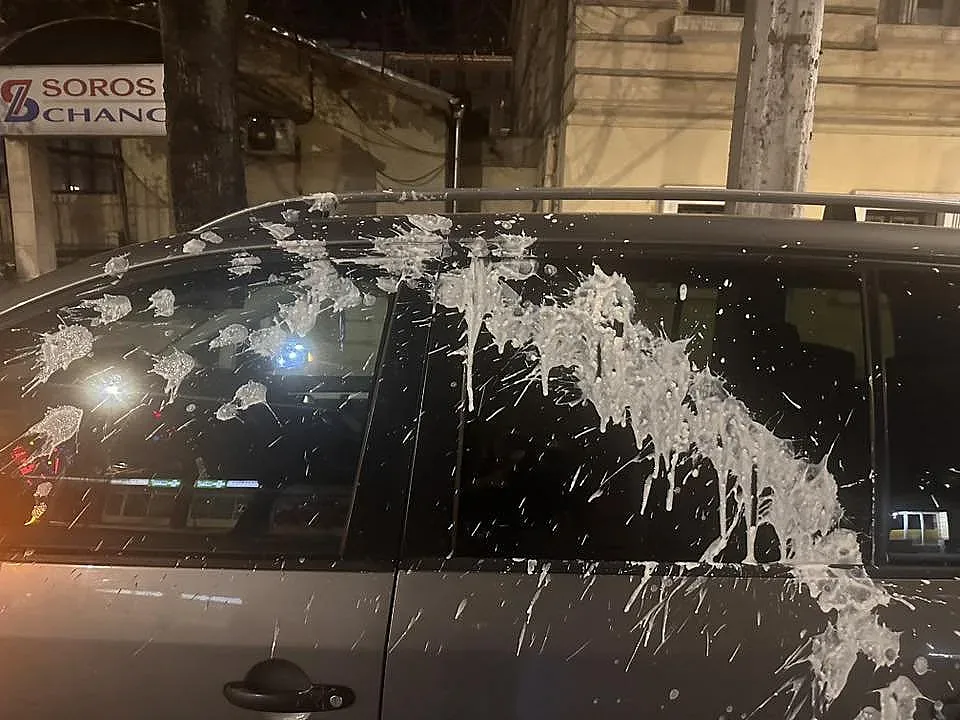 Тормоз на пътя! Заливат с кисело мляко коли и пешеходци