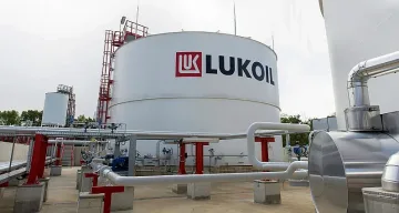 Решават съдбата на рафинериите на Лукойл на Балканите