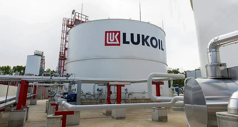 Решават съдбата на рафинериите на Лукойл на Балканите