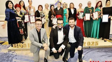 Евгени Минчев изрисува ветрило за Калина на Бизнес дама на годината