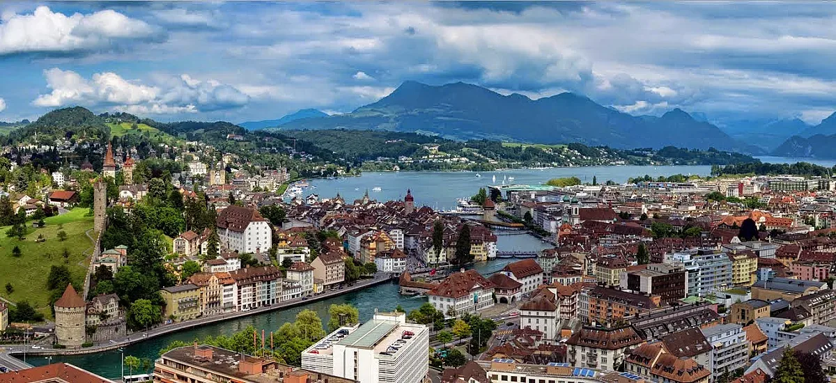 Защо градът, в който се решава съдбата на Украйна, прилича на България