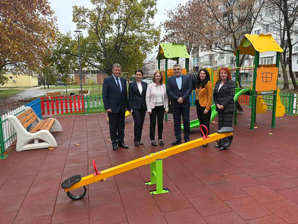 Общинска банка дари нова детска площадка на град Казанлък