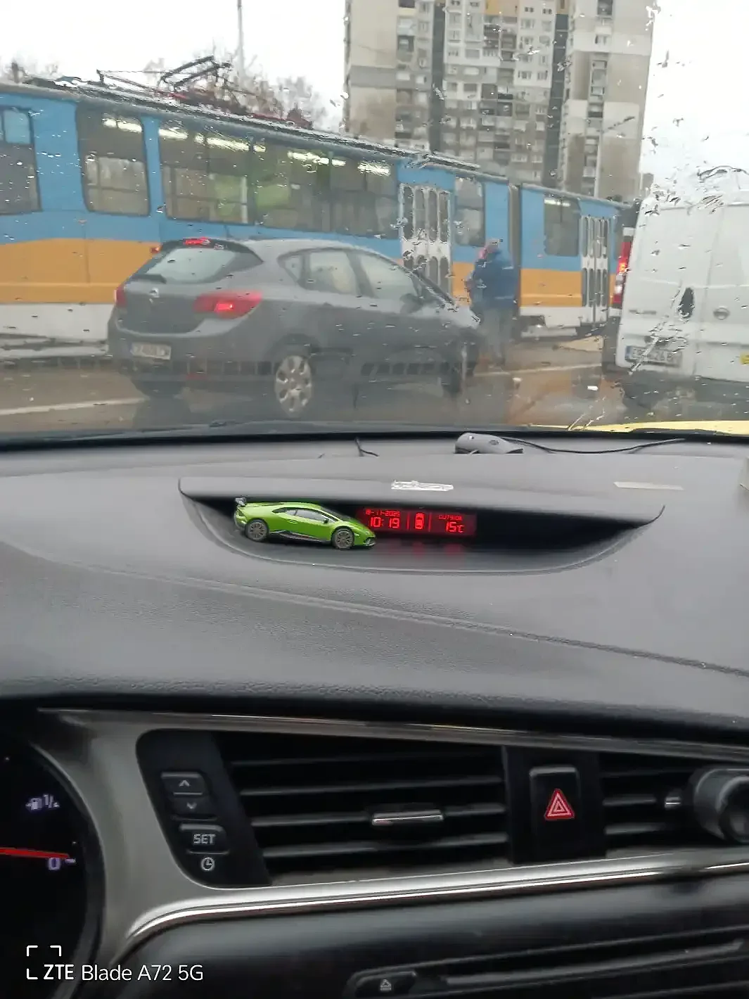 Кошмар без край! Инцидент между трамвай и лек автомобил в София