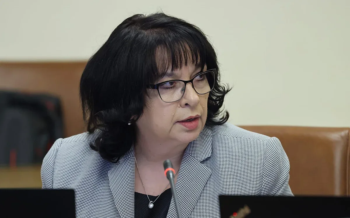 Коледните добавки висят на косъм, кабинетът гони 3% дефицит