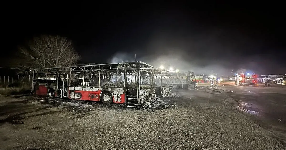 Мощен пожар изпепели общински автобуси в Костинброд