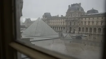 Спешни действия в Лувъра след обира на века