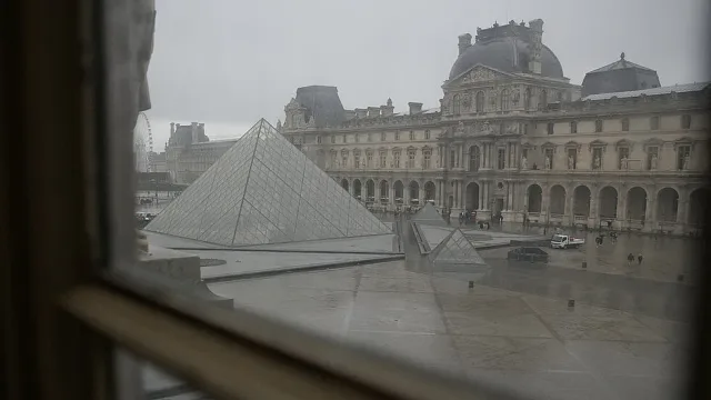 Спешни действия в Лувъра след обира на века