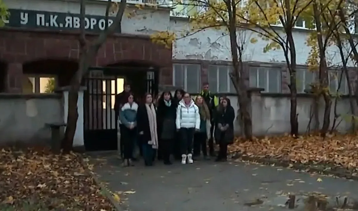 Бой и арест в столично училище! Екшън между три ученички