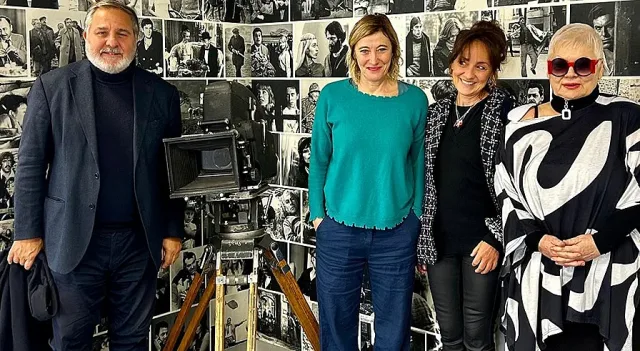 Сестрата на Карла Бруни очарова БГ публиката