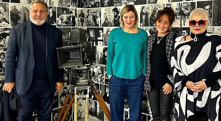 Сестрата на Карла Бруни очарова БГ публиката