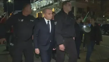 Вицепремиер отиде пеша на среща и попадна в капан