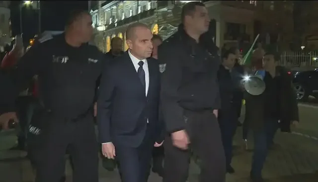 Вицепремиер отиде пеша на среща и попадна в капан