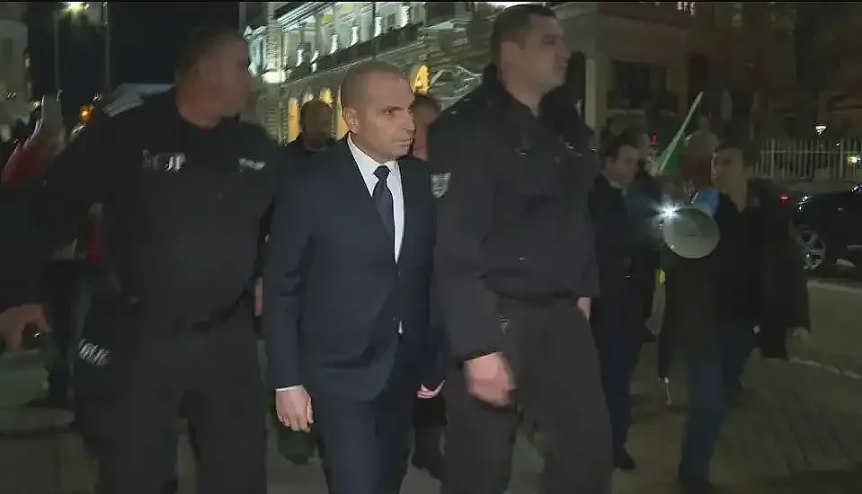 Вицепремиер отиде пеша на среща и попадна в капан