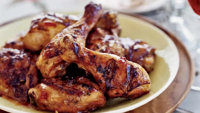 Този трик гарантира хрупкави и сочни пилешки бутчета всеки път