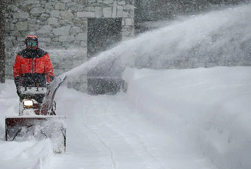 Зимата настъпва! Сняг затрупа голяма европейска страна