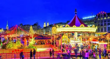 Площадът, който се превърна работилница на Дядо Коледа