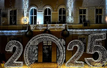 В Елин Пелин грейва коледно градче с над 1 000 000 светлини, 16-метрова елха и кауза, родила вече четири бебета