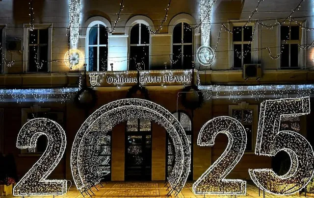 В Елин Пелин грейва коледно градче с над 1 000 000 светлини, 16-метрова елха и кауза, родила вече четири бебета