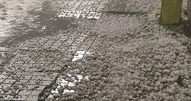 Ноемврийска градушка засипа български град