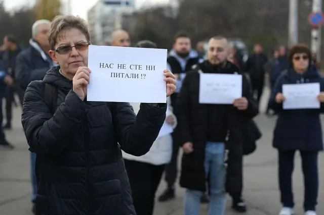 Бунтът расте! Жива верига срещу златния паркинг