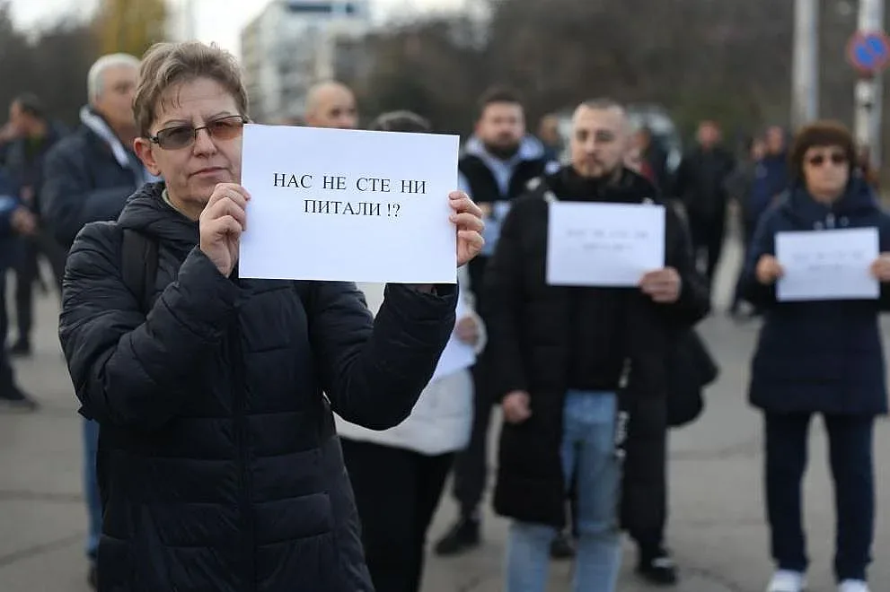 Бунтът расте! Жива верига срещу златния паркинг