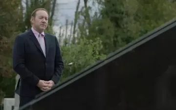 Кевин Спейси остана без дом, пее на богати руснаци в кипърски барове