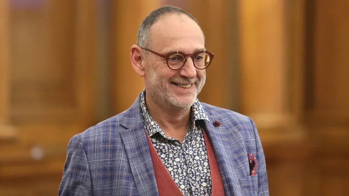 Любен Дилов-син с история за английския език. Поискал телефон, получил госпожици