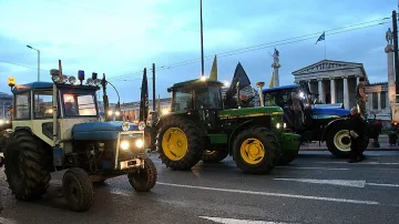 Гърция вади тракторите. Пълна блокада