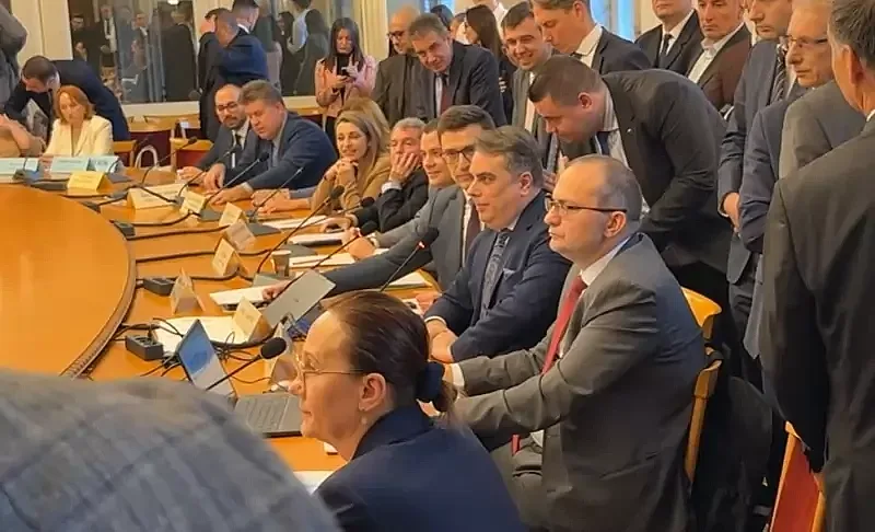 Асен Василев крещи като обезумял, викат парламентарния лекар