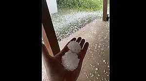 Невероятна градушка надупчи цял град. Щетите са огромни