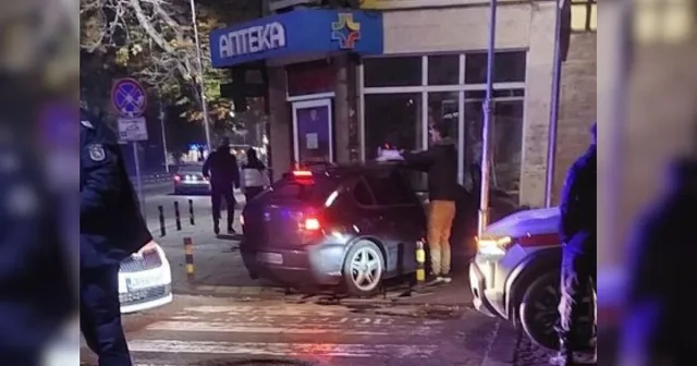 Кола-снаряд се заби във витрина в Пловдив